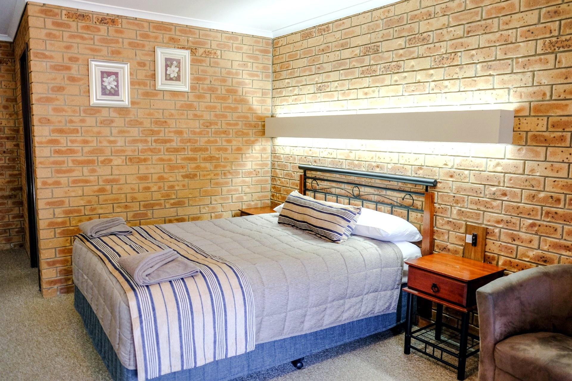 Queen Room at Jolly Swagman Motor Inn