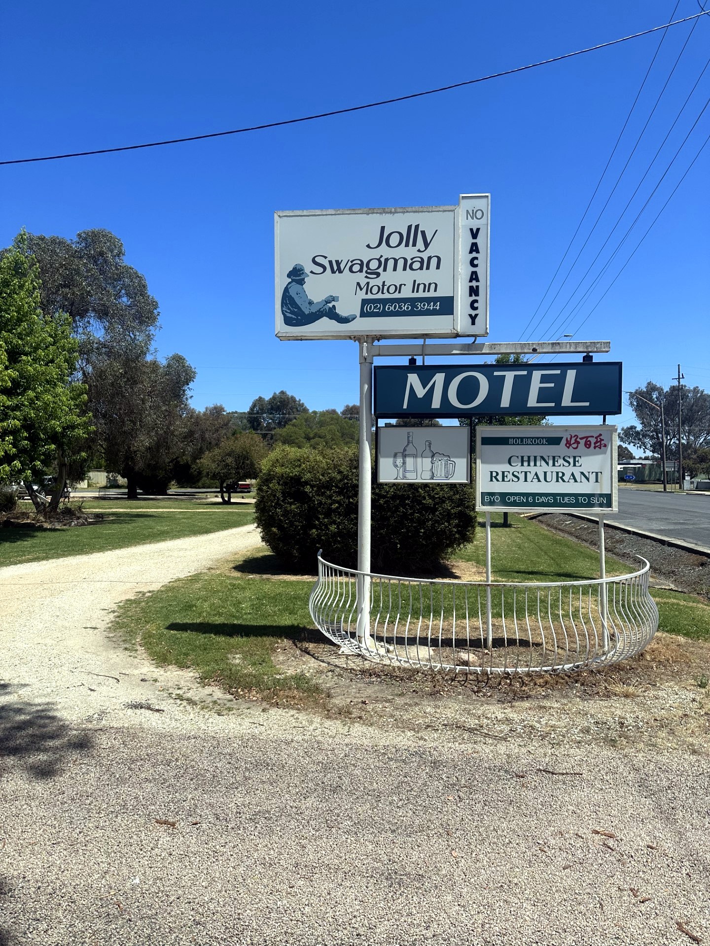 The Jolly Swagman Motor Inn sign on Albury Street, Holbrook — motel and Chinese restaurant