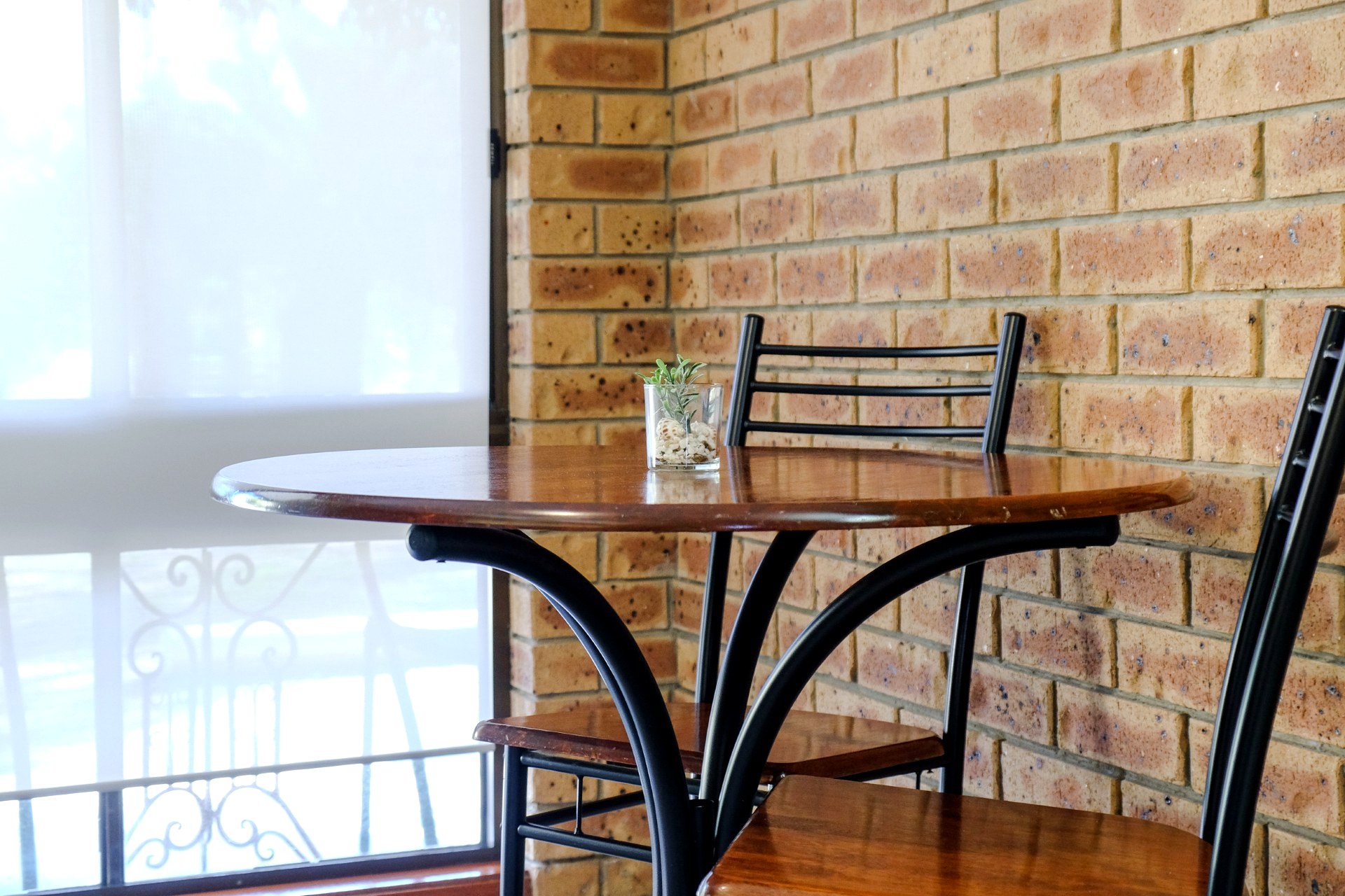 A quiet table for two against the warm brick of the restaurant at Jolly Swagman Motor Inn